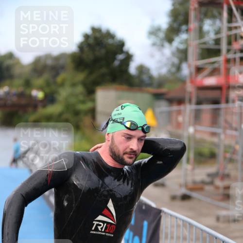 25.08.2024 - Elbe Triathlon Hamburg H.Heesch http://msf.ph/oto/6831174 25.08.2024 08:28:07 Schwimmen 47 meine-sportfotos.de