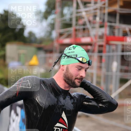 25.08.2024 - Elbe Triathlon Hamburg H.Heesch http://msf.ph/oto/6831197 25.08.2024 08:28:07 Schwimmen 47 meine-sportfotos.de