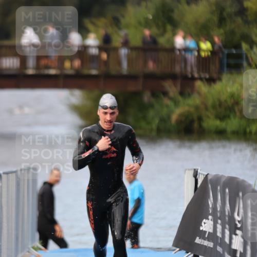 25.08.2024 - Elbe Triathlon Hamburg H.Heesch http://msf.ph/oto/6831201 25.08.2024 08:28:38 Schwimmen 65 meine-sportfotos.de