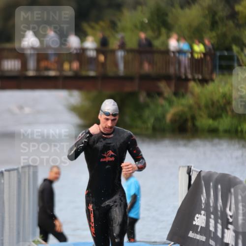 25.08.2024 - Elbe Triathlon Hamburg H.Heesch http://msf.ph/oto/6831212 25.08.2024 08:28:38 Schwimmen 65 meine-sportfotos.de