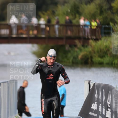 25.08.2024 - Elbe Triathlon Hamburg H.Heesch http://msf.ph/oto/6831218 25.08.2024 08:28:38 Schwimmen 65 meine-sportfotos.de