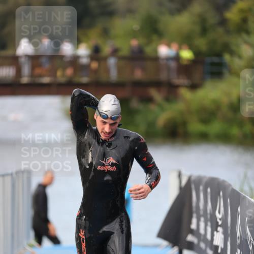 25.08.2024 - Elbe Triathlon Hamburg H.Heesch http://msf.ph/oto/6831226 25.08.2024 08:28:39 Schwimmen 65 meine-sportfotos.de
