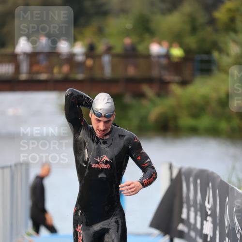 25.08.2024 - Elbe Triathlon Hamburg H.Heesch http://msf.ph/oto/6831231 25.08.2024 08:28:39 Schwimmen 65 meine-sportfotos.de