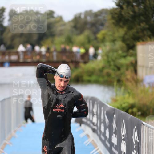 25.08.2024 - Elbe Triathlon Hamburg H.Heesch http://msf.ph/oto/6831236 25.08.2024 08:28:40 Schwimmen 65 meine-sportfotos.de