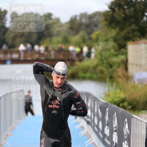 25.08.2024 - Elbe Triathlon Hamburg H.Heesch http://msf.ph/oto/6831246 25.08.2024 08:28:40 Schwimmen 65 meine-sportfotos.de