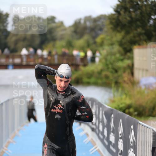 25.08.2024 - Elbe Triathlon Hamburg H.Heesch http://msf.ph/oto/6831251 25.08.2024 08:28:40 Schwimmen 65 meine-sportfotos.de