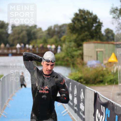 25.08.2024 - Elbe Triathlon Hamburg H.Heesch http://msf.ph/oto/6831258 25.08.2024 08:28:41 Schwimmen 65 meine-sportfotos.de