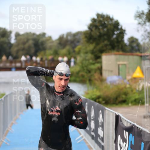 25.08.2024 - Elbe Triathlon Hamburg H.Heesch http://msf.ph/oto/6831263 25.08.2024 08:28:41 Schwimmen 65 meine-sportfotos.de