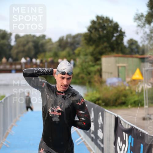25.08.2024 - Elbe Triathlon Hamburg H.Heesch http://msf.ph/oto/6831264 25.08.2024 08:28:41 Schwimmen 65 meine-sportfotos.de