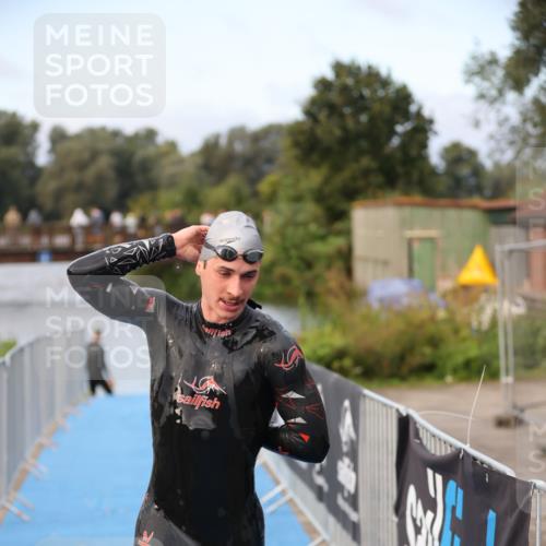 25.08.2024 - Elbe Triathlon Hamburg H.Heesch http://msf.ph/oto/6831269 25.08.2024 08:28:41 Schwimmen 65 meine-sportfotos.de