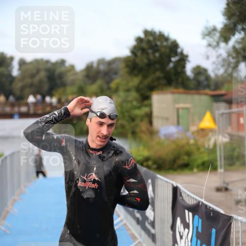 25.08.2024 - Elbe Triathlon Hamburg H.Heesch http://msf.ph/oto/6831272 25.08.2024 08:28:41 Schwimmen 65 meine-sportfotos.de