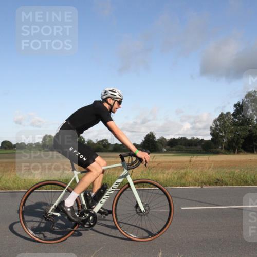 25.08.2024 - Elbe Triathlon Hamburg Fuchs,  Jonas http://msf.ph/oto/6831276 25.08.2024 09:30:38 Radfahren 330, 88, 250, 70, 44, 304 meine-sportfotos.de