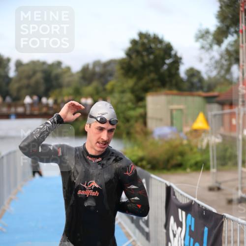 25.08.2024 - Elbe Triathlon Hamburg H.Heesch http://msf.ph/oto/6831279 25.08.2024 08:28:41 Schwimmen 65 meine-sportfotos.de