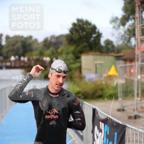 25.08.2024 - Elbe Triathlon Hamburg H.Heesch http://msf.ph/oto/6831284 25.08.2024 08:28:41 Schwimmen 65 meine-sportfotos.de