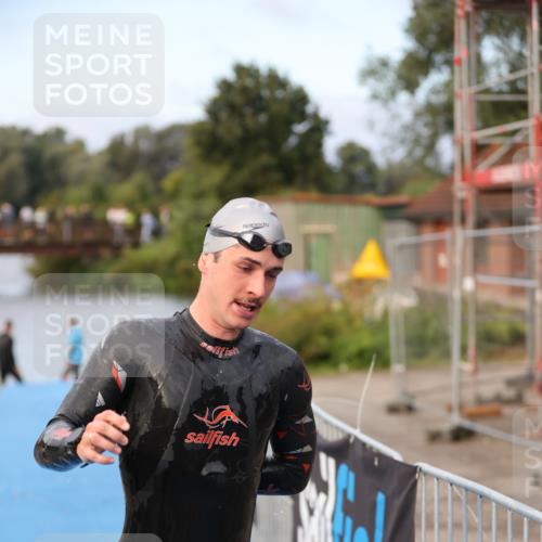 25.08.2024 - Elbe Triathlon Hamburg H.Heesch http://msf.ph/oto/6831288 25.08.2024 08:28:41 Schwimmen 65 meine-sportfotos.de