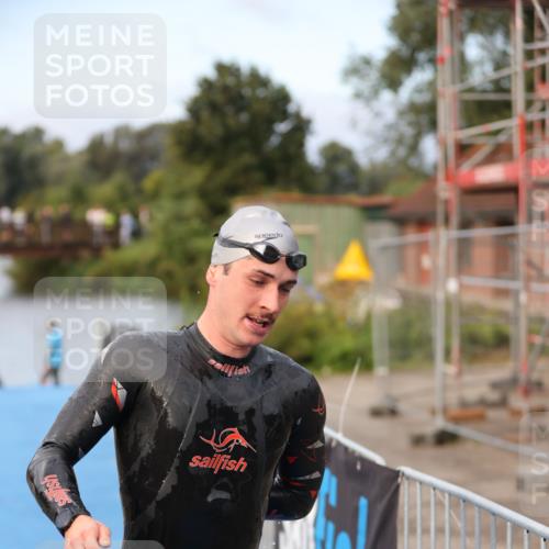 25.08.2024 - Elbe Triathlon Hamburg H.Heesch http://msf.ph/oto/6831293 25.08.2024 08:28:41 Schwimmen 65 meine-sportfotos.de