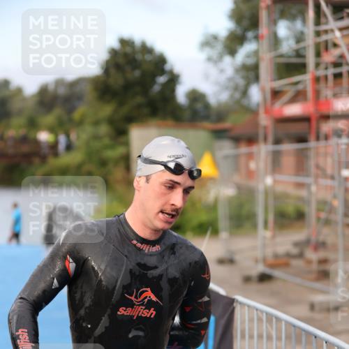 25.08.2024 - Elbe Triathlon Hamburg H.Heesch http://msf.ph/oto/6831300 25.08.2024 08:28:41 Schwimmen 65 meine-sportfotos.de
