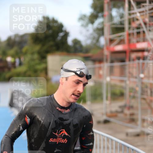 25.08.2024 - Elbe Triathlon Hamburg H.Heesch http://msf.ph/oto/6831303 25.08.2024 08:28:41 Schwimmen 65 meine-sportfotos.de