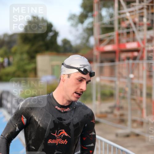 25.08.2024 - Elbe Triathlon Hamburg H.Heesch http://msf.ph/oto/6831306 25.08.2024 08:28:41 Schwimmen 65 meine-sportfotos.de