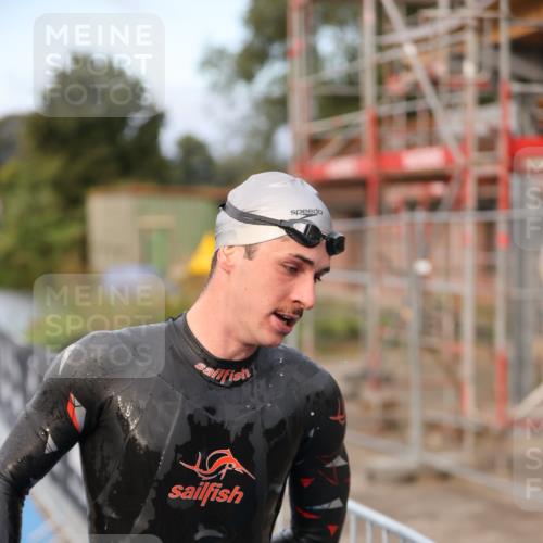25.08.2024 - Elbe Triathlon Hamburg H.Heesch http://msf.ph/oto/6831311 25.08.2024 08:28:41 Schwimmen 65 meine-sportfotos.de