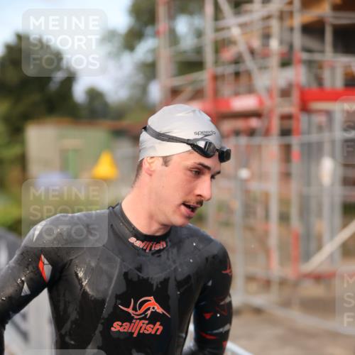 25.08.2024 - Elbe Triathlon Hamburg H.Heesch http://msf.ph/oto/6831315 25.08.2024 08:28:41 Schwimmen 65 meine-sportfotos.de