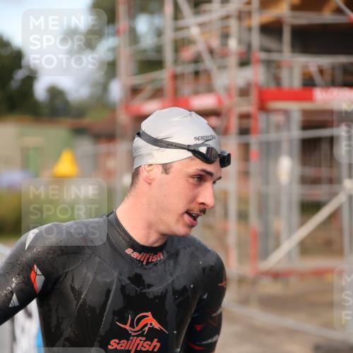 25.08.2024 - Elbe Triathlon Hamburg H.Heesch http://msf.ph/oto/6831321 25.08.2024 08:28:41 Schwimmen 65 meine-sportfotos.de