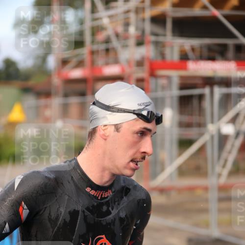 25.08.2024 - Elbe Triathlon Hamburg H.Heesch http://msf.ph/oto/6831325 25.08.2024 08:28:42 Schwimmen 65 meine-sportfotos.de
