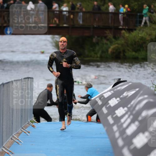 25.08.2024 - Elbe Triathlon Hamburg H.Heesch http://msf.ph/oto/6831340 25.08.2024 08:29:45 Schwimmen 68, 78, 79, 95 meine-sportfotos.de