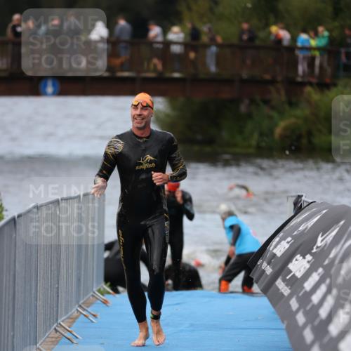 25.08.2024 - Elbe Triathlon Hamburg H.Heesch http://msf.ph/oto/6831360 25.08.2024 08:29:46 Schwimmen 68, 78, 79, 95 meine-sportfotos.de