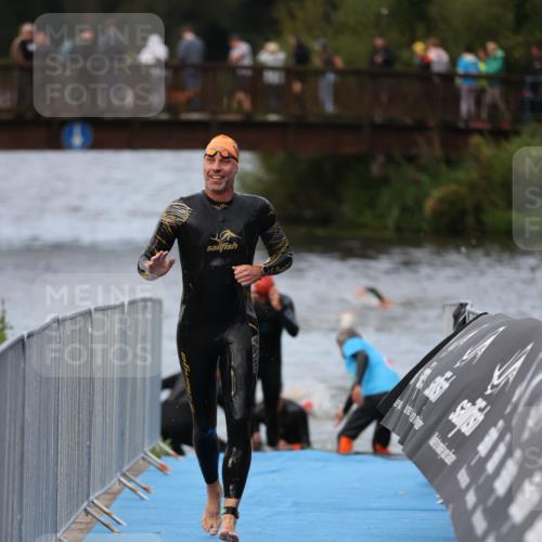 25.08.2024 - Elbe Triathlon Hamburg H.Heesch http://msf.ph/oto/6831370 25.08.2024 08:29:46 Schwimmen 68, 78, 79, 95 meine-sportfotos.de