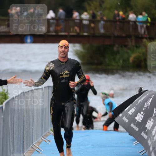 25.08.2024 - Elbe Triathlon Hamburg H.Heesch http://msf.ph/oto/6831377 25.08.2024 08:29:47 Schwimmen 68, 78, 79, 95 meine-sportfotos.de