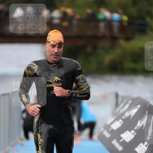 25.08.2024 - Elbe Triathlon Hamburg H.Heesch http://msf.ph/oto/6831406 25.08.2024 08:29:49 Schwimmen 68, 78, 79, 95 meine-sportfotos.de