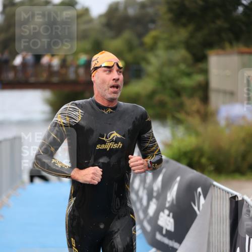25.08.2024 - Elbe Triathlon Hamburg H.Heesch http://msf.ph/oto/6831441 25.08.2024 08:29:50 Schwimmen 68, 78, 79, 95 meine-sportfotos.de