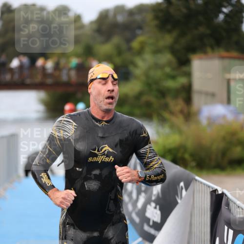 25.08.2024 - Elbe Triathlon Hamburg H.Heesch http://msf.ph/oto/6831449 25.08.2024 08:29:50 Schwimmen 68, 78, 79, 95 meine-sportfotos.de