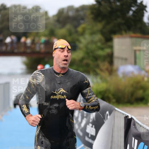 25.08.2024 - Elbe Triathlon Hamburg H.Heesch http://msf.ph/oto/6831455 25.08.2024 08:29:50 Schwimmen 68, 78, 79, 95 meine-sportfotos.de