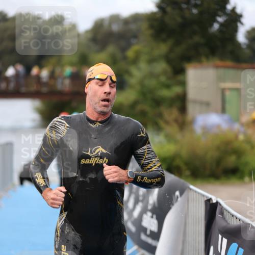 25.08.2024 - Elbe Triathlon Hamburg H.Heesch http://msf.ph/oto/6831459 25.08.2024 08:29:50 Schwimmen 68, 78, 79, 95 meine-sportfotos.de