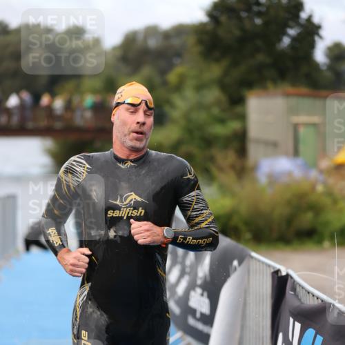 25.08.2024 - Elbe Triathlon Hamburg H.Heesch http://msf.ph/oto/6831466 25.08.2024 08:29:50 Schwimmen 68, 78, 79, 95 meine-sportfotos.de