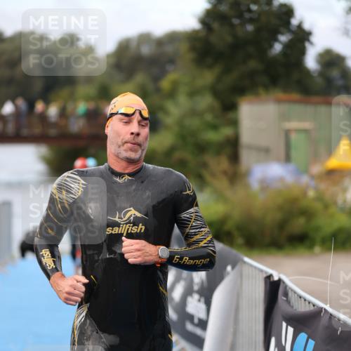 25.08.2024 - Elbe Triathlon Hamburg H.Heesch http://msf.ph/oto/6831476 25.08.2024 08:29:51 Schwimmen 68, 78, 79, 95 meine-sportfotos.de
