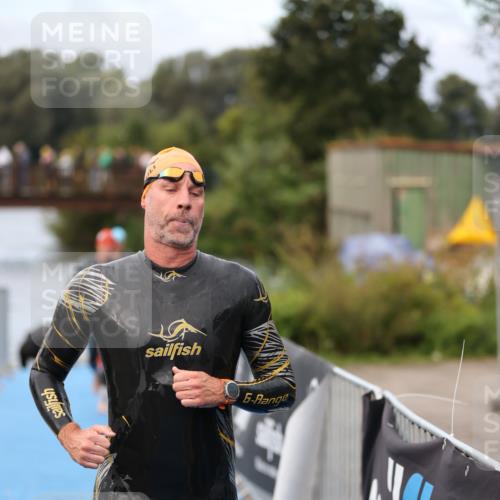 25.08.2024 - Elbe Triathlon Hamburg H.Heesch http://msf.ph/oto/6831479 25.08.2024 08:29:51 Schwimmen 68, 78, 79, 95 meine-sportfotos.de