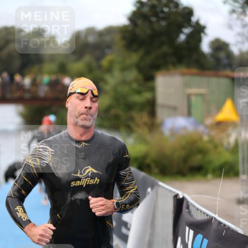25.08.2024 - Elbe Triathlon Hamburg H.Heesch http://msf.ph/oto/6831484 25.08.2024 08:29:51 Schwimmen 68, 78, 79, 95 meine-sportfotos.de