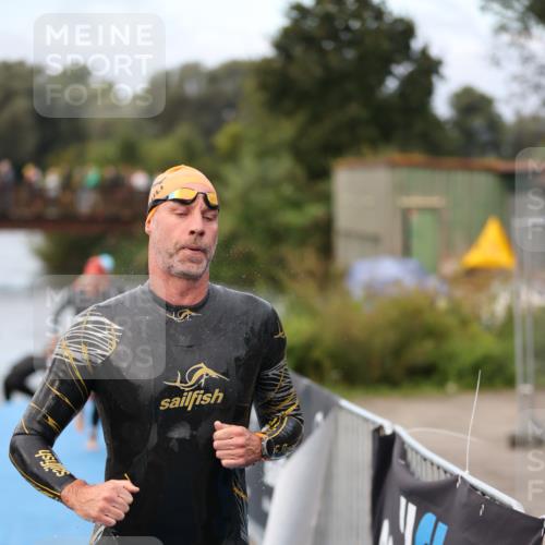 25.08.2024 - Elbe Triathlon Hamburg H.Heesch http://msf.ph/oto/6831486 25.08.2024 08:29:51 Schwimmen 68, 78, 79, 95 meine-sportfotos.de