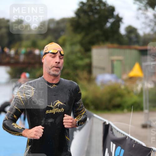25.08.2024 - Elbe Triathlon Hamburg H.Heesch http://msf.ph/oto/6831493 25.08.2024 08:29:51 Schwimmen 68, 78, 79, 95 meine-sportfotos.de