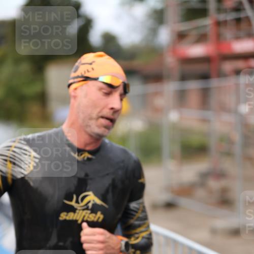25.08.2024 - Elbe Triathlon Hamburg H.Heesch http://msf.ph/oto/6831510 25.08.2024 08:29:51 Schwimmen 68, 78, 79, 95 meine-sportfotos.de