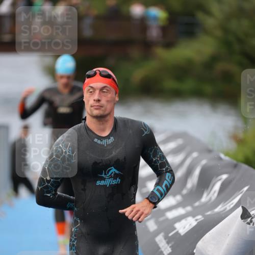 25.08.2024 - Elbe Triathlon Hamburg H.Heesch http://msf.ph/oto/6831574 25.08.2024 08:29:54 Schwimmen 37, 68, 78, 79, 95 meine-sportfotos.de