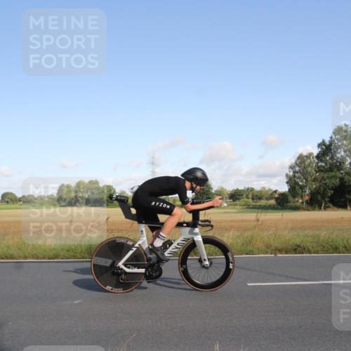 25.08.2024 - Elbe Triathlon Hamburg Fuchs,  Jonas http://msf.ph/oto/6831613 25.08.2024 09:33:41 Radfahren 181, 316, 326, 156, 126, 228, 352 meine-sportfotos.de