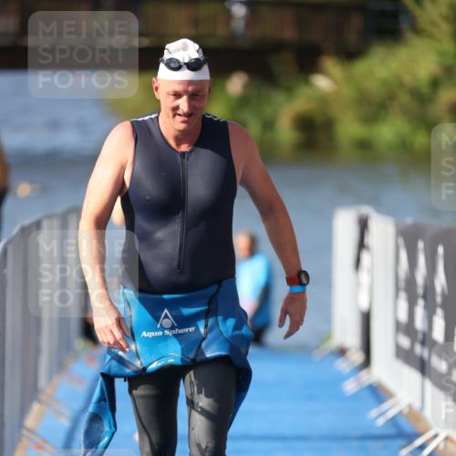 25.08.2024 - Elbe Triathlon Hamburg H.Heesch http://msf.ph/oto/6831783 25.08.2024 09:39:01 Schwimmen 405, 541 meine-sportfotos.de