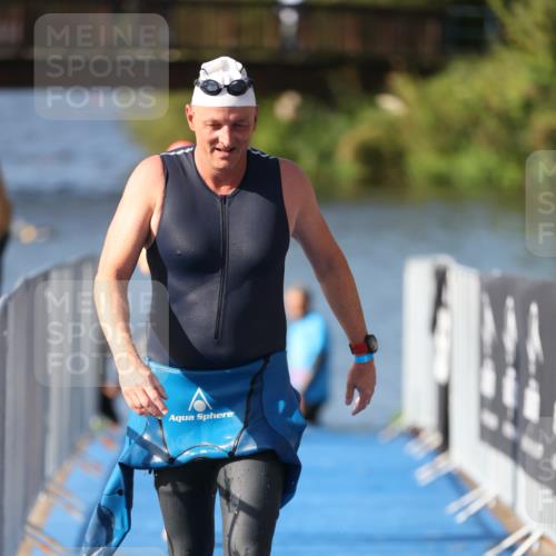 25.08.2024 - Elbe Triathlon Hamburg H.Heesch http://msf.ph/oto/6831787 25.08.2024 09:39:01 Schwimmen 405, 541 meine-sportfotos.de