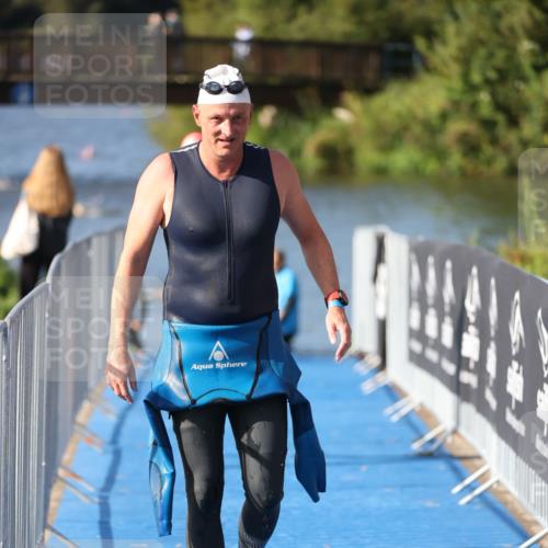 25.08.2024 - Elbe Triathlon Hamburg H.Heesch http://msf.ph/oto/6831801 25.08.2024 09:39:01 Schwimmen 405, 541 meine-sportfotos.de