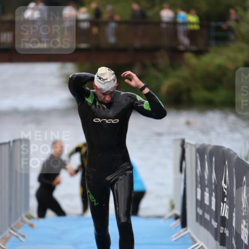 25.08.2024 - Elbe Triathlon Hamburg H.Heesch http://msf.ph/oto/6831810 25.08.2024 08:30:11 Schwimmen 37, 68, 79, 82 meine-sportfotos.de