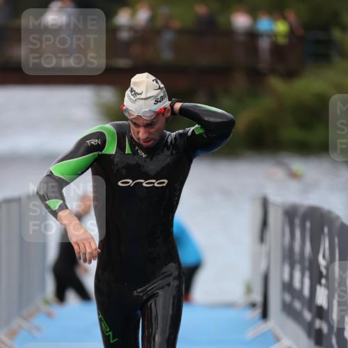 25.08.2024 - Elbe Triathlon Hamburg H.Heesch http://msf.ph/oto/6831842 25.08.2024 08:30:12 Schwimmen 37, 68, 79, 82 meine-sportfotos.de